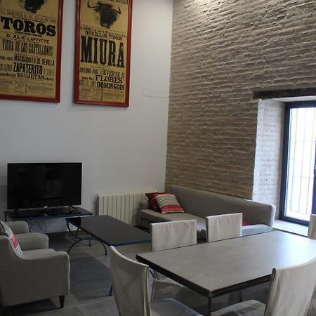 Cozy & Modern Apartment Hombre De Piedra Siviglia Esterno foto