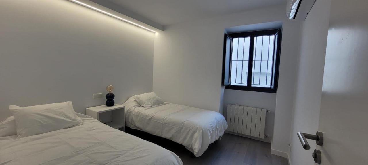 Cozy & Modern Apartment Hombre De Piedra Siviglia Esterno foto