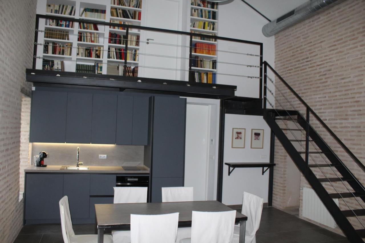 Cozy & Modern Apartment Hombre De Piedra Siviglia Esterno foto