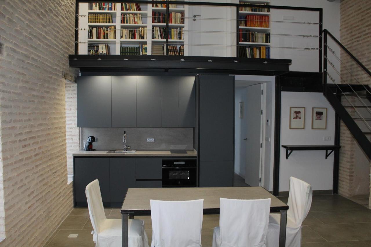 Cozy & Modern Apartment Hombre De Piedra Siviglia Esterno foto