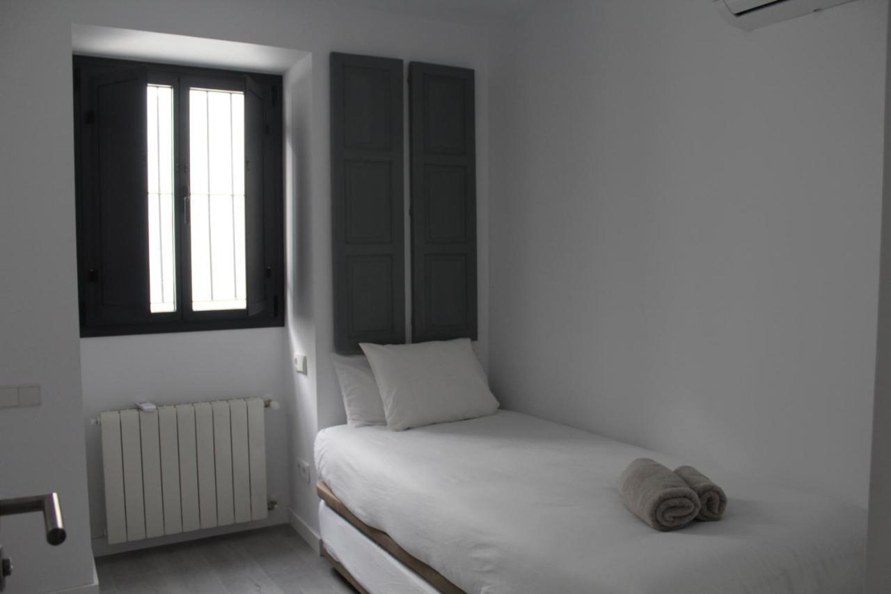 Cozy & Modern Apartment Hombre De Piedra Siviglia Esterno foto